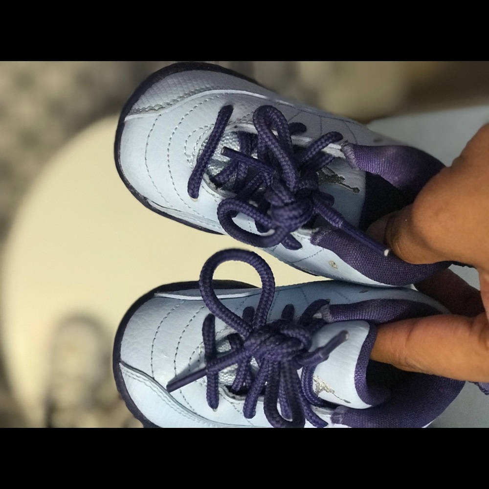 GREAT CONDITION JORDANS SIZE 4C